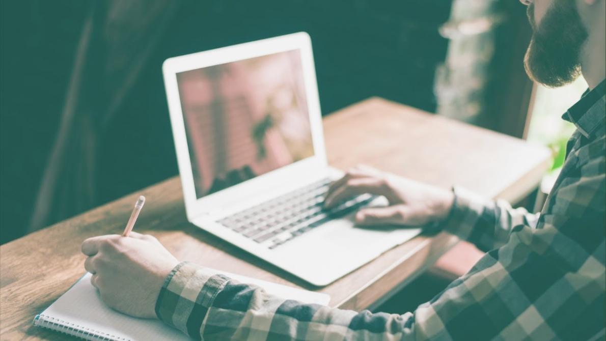 Deelnemer tijdens een online budget benchmarking sessie bij Euroconflow